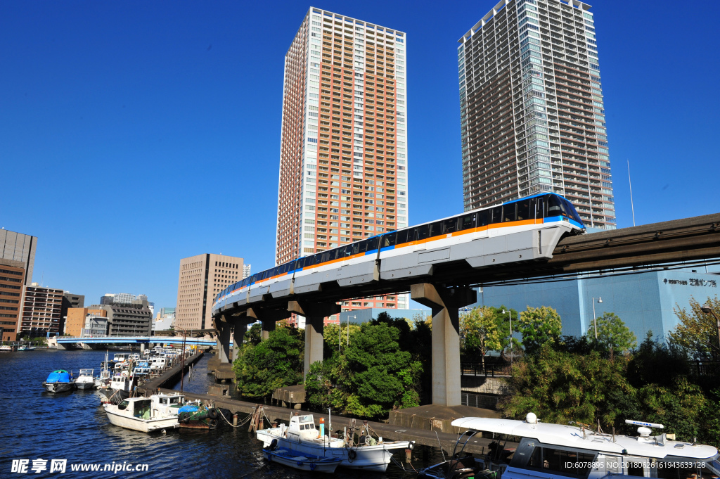 轻轨驶过写字楼