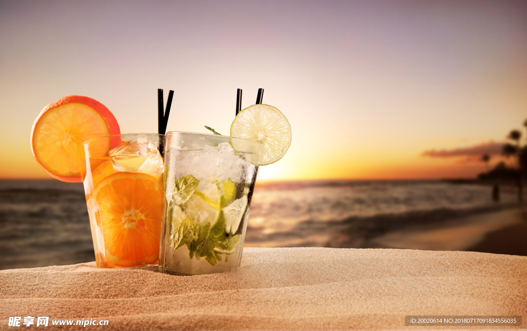 沙滩上的冷饮
