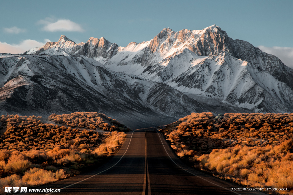 雪山下的公路秋景