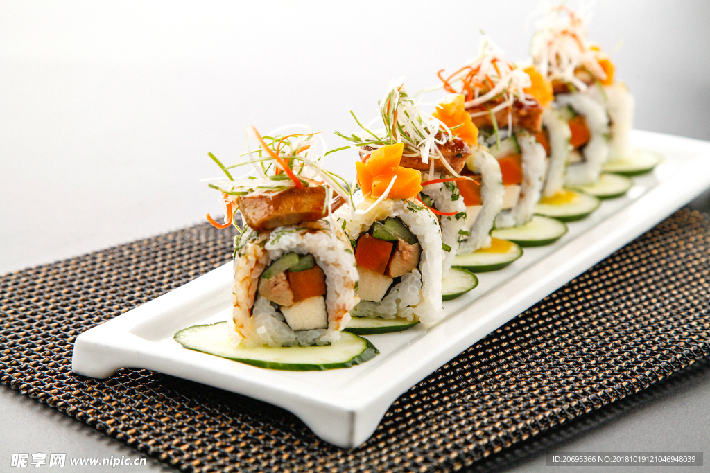 卷 黄瓜 寿司 三文鱼