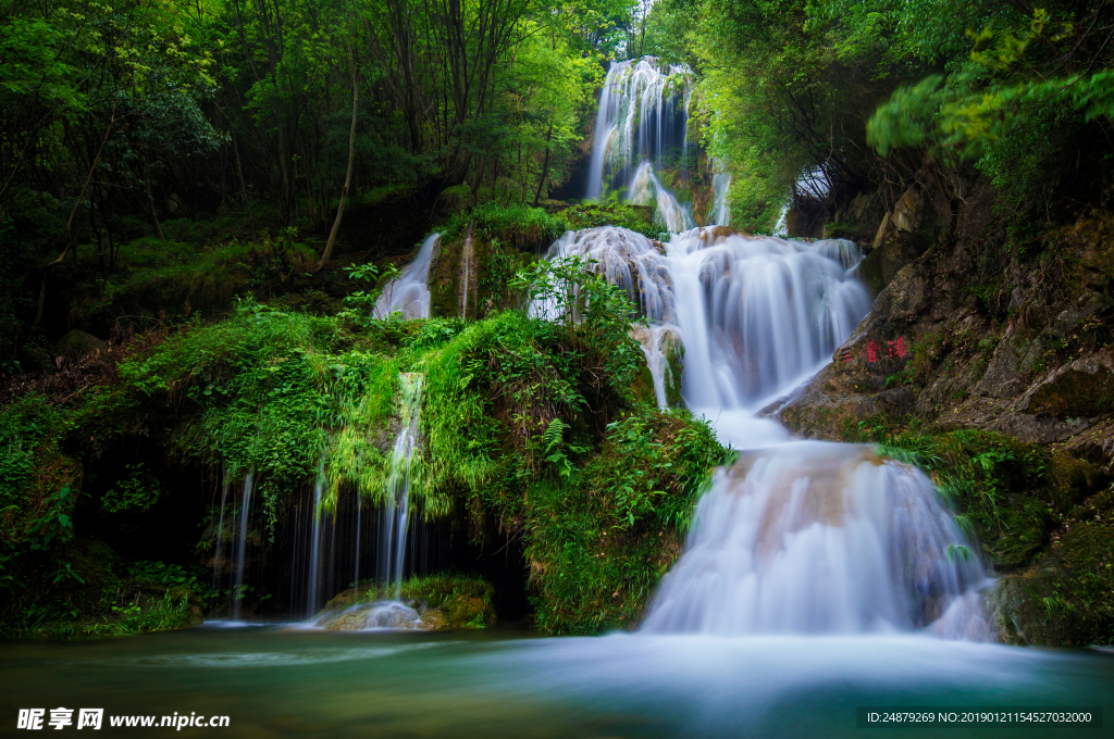 飞帘如玉 (三叠瀑布)