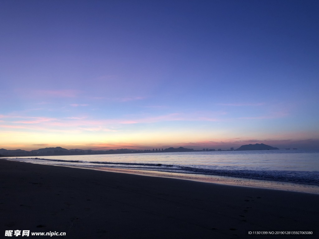 三亚清晨海边