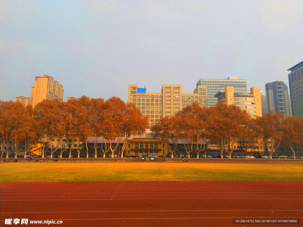 日暮下的校园操场