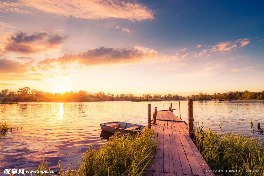 湖景 黄昏 落日 码头 木船