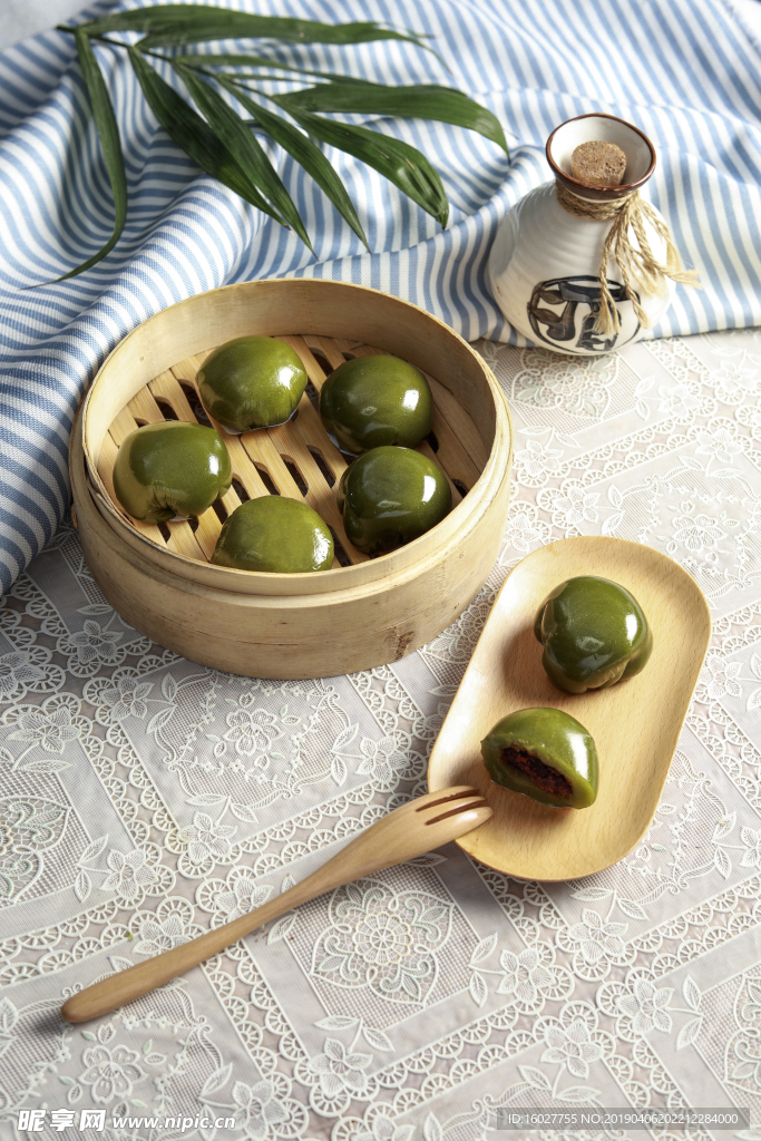 绿色小清新餐饮美食青团摄影图