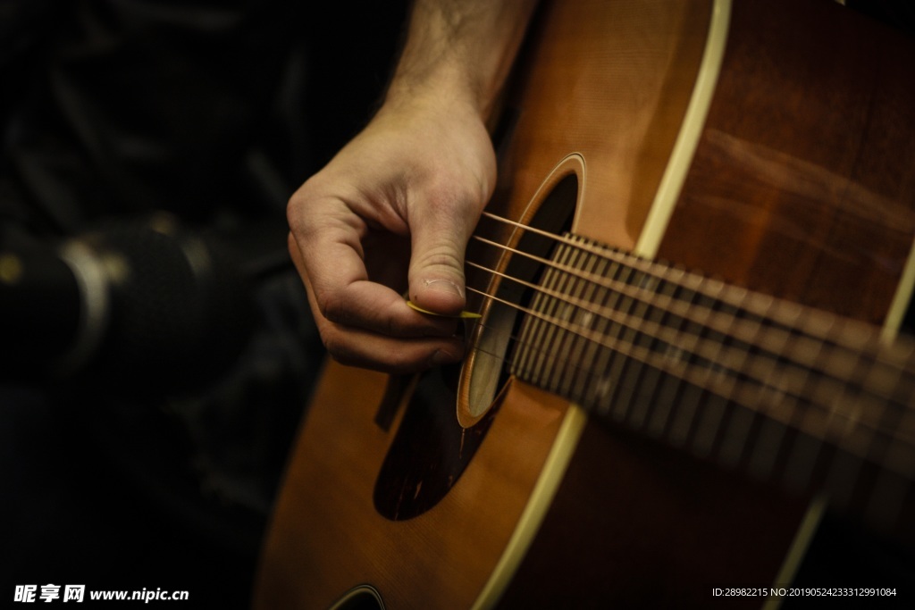 弹吉他的手