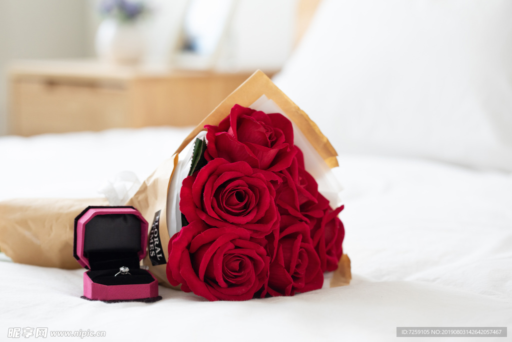 情人节戒指玫瑰花