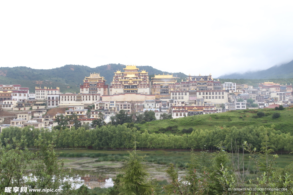 松赞林寺正面全景