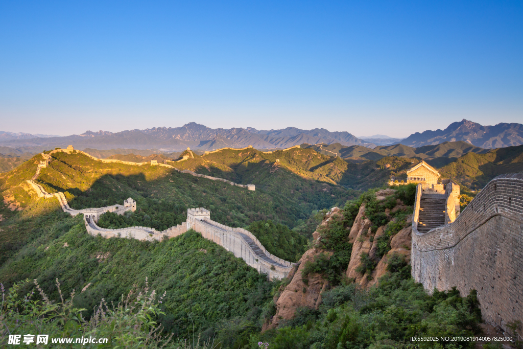 清晨的金山岭长城