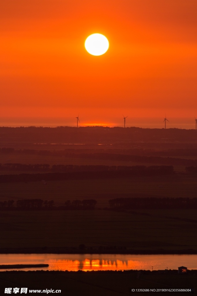 夕阳 风力发电 倒影