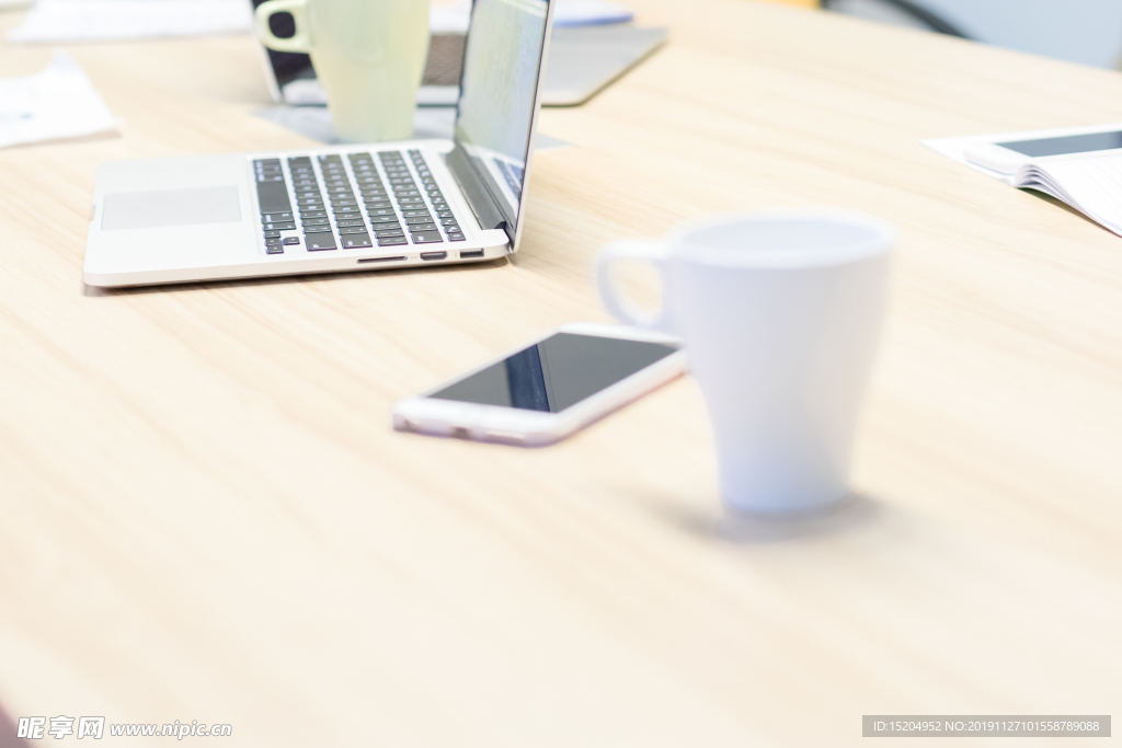 公司开会讨论培训场景