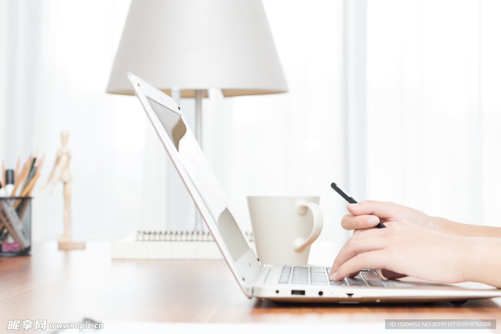 商务人士敲打键盘的手特写