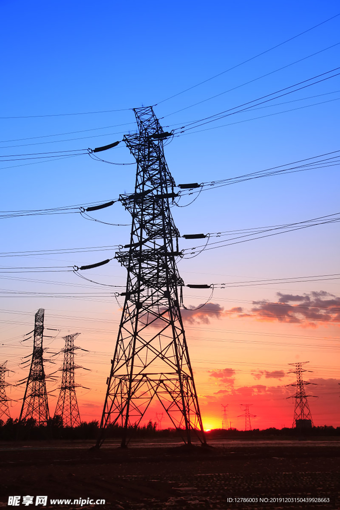 落日下的电塔