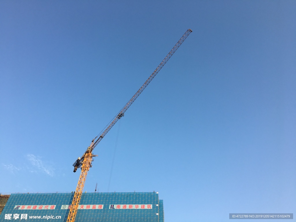 在建建筑楼和吊车