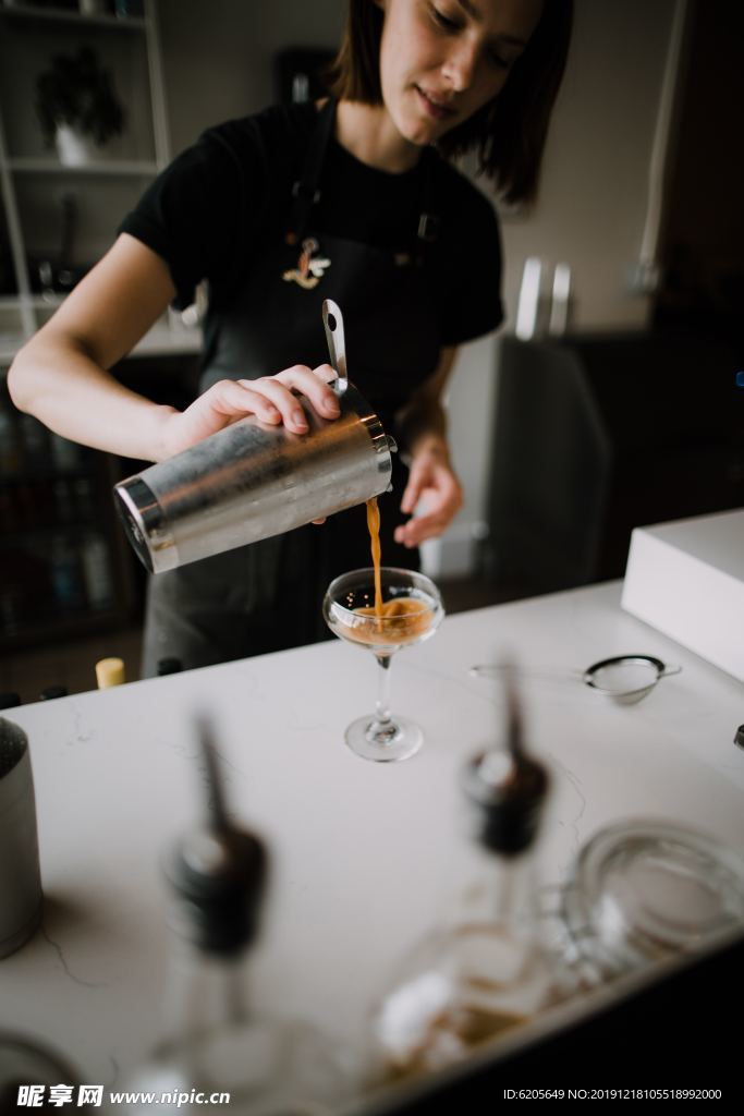 正在调酒的妹子