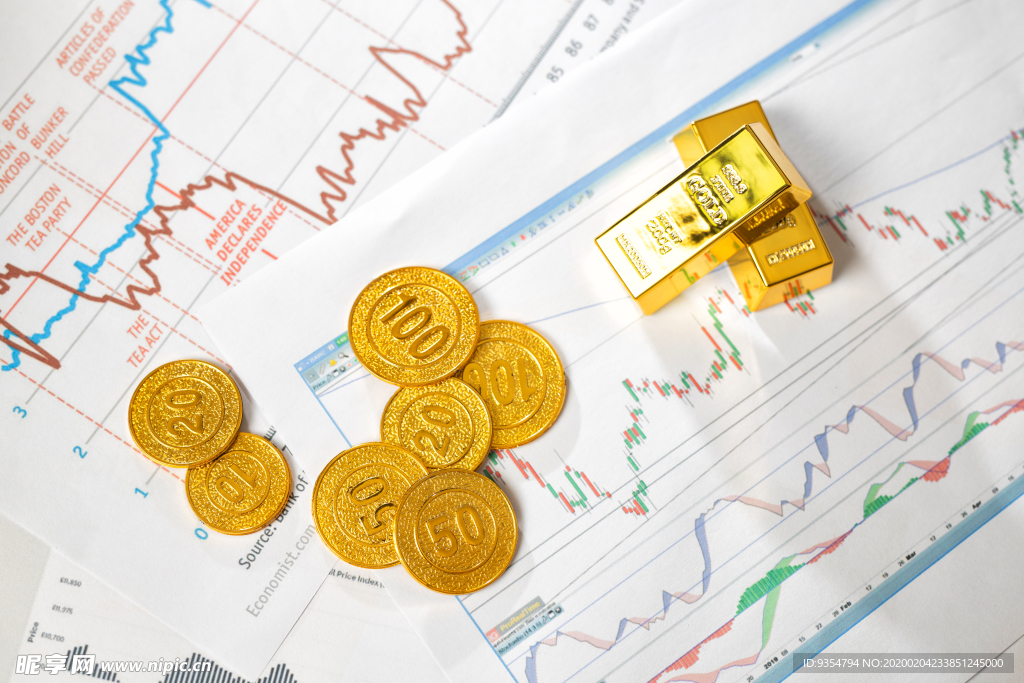 表格上放着金币与黄金