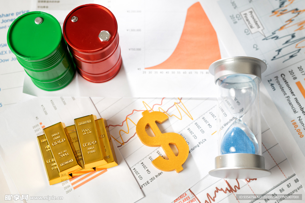 表格上放着油桶和黄金