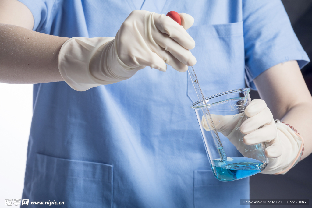 医护人员在作医疗实验