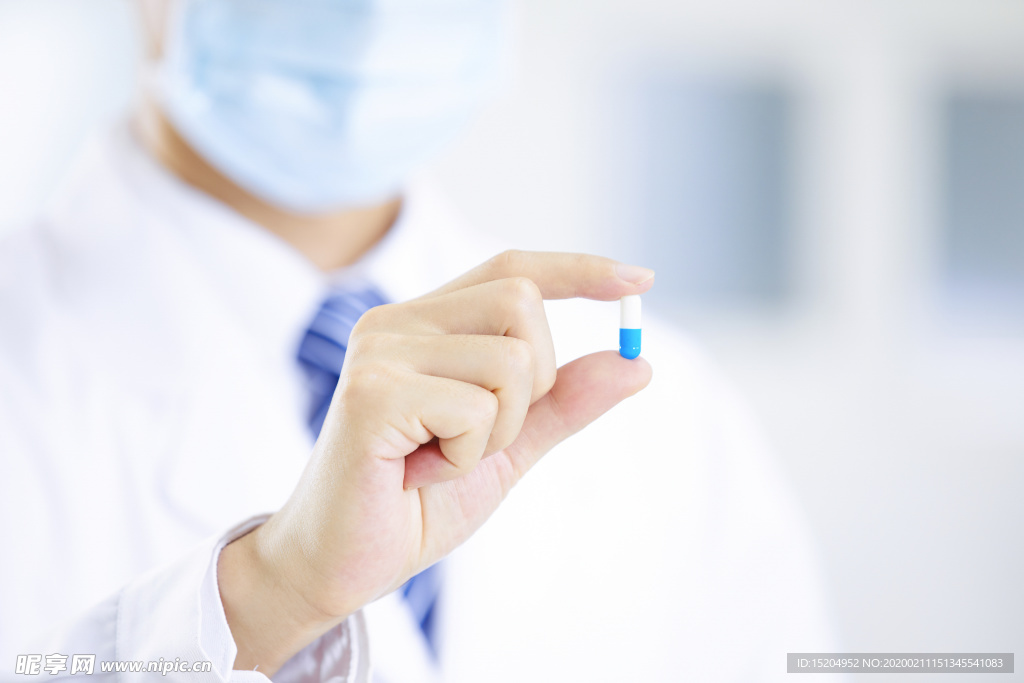 医生手拿药特写