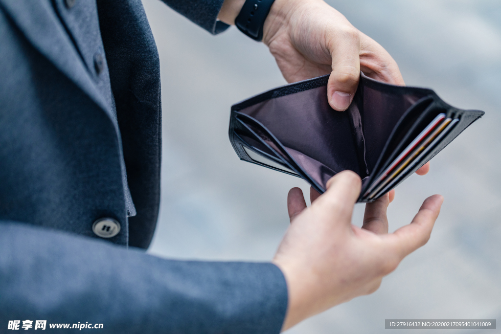 商务人士手中的空钱包