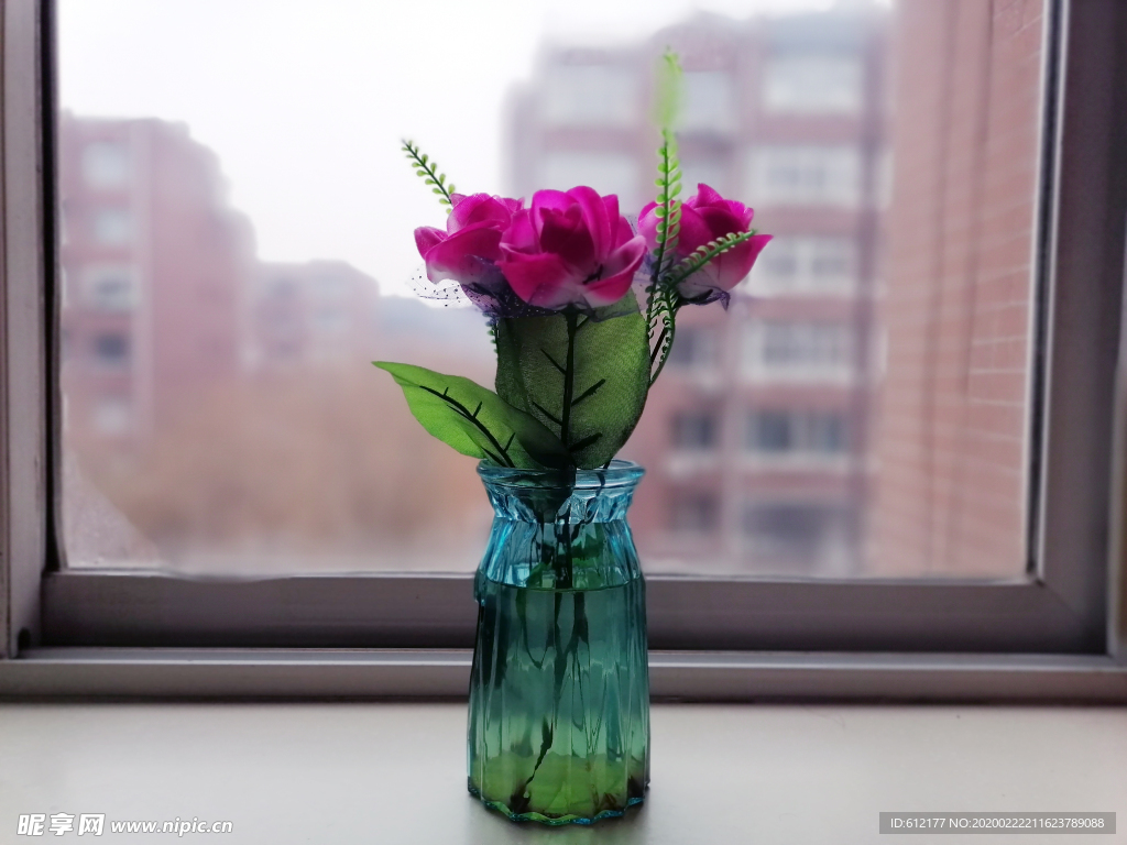 窗前的花瓶插花