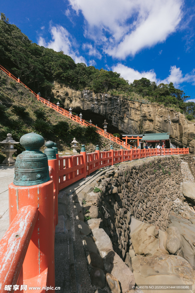 宫殿的悬崖和鸟居