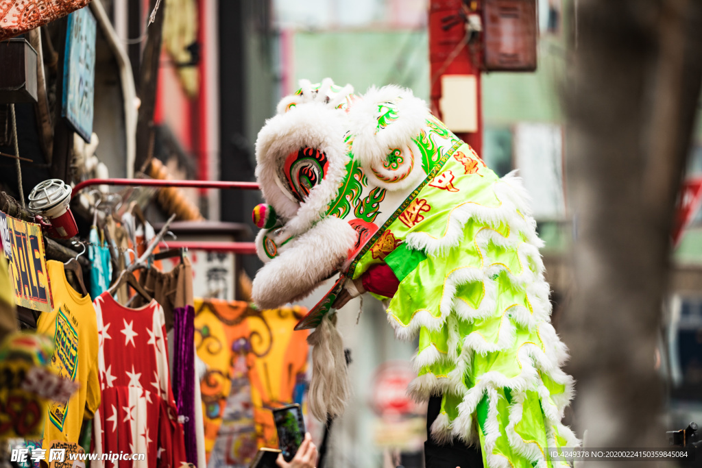 中国春节狮子飞舞的横滨