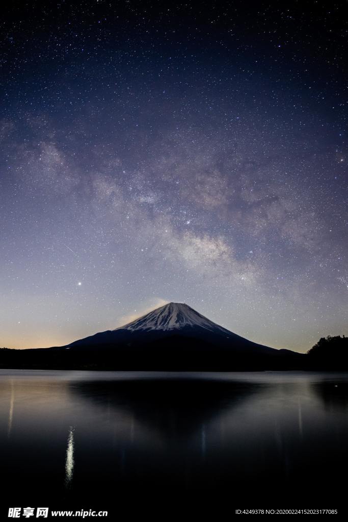 星空下的富士山