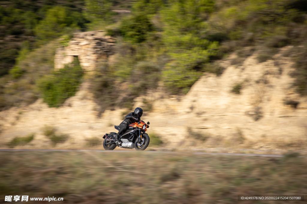 山路上的摩托车手