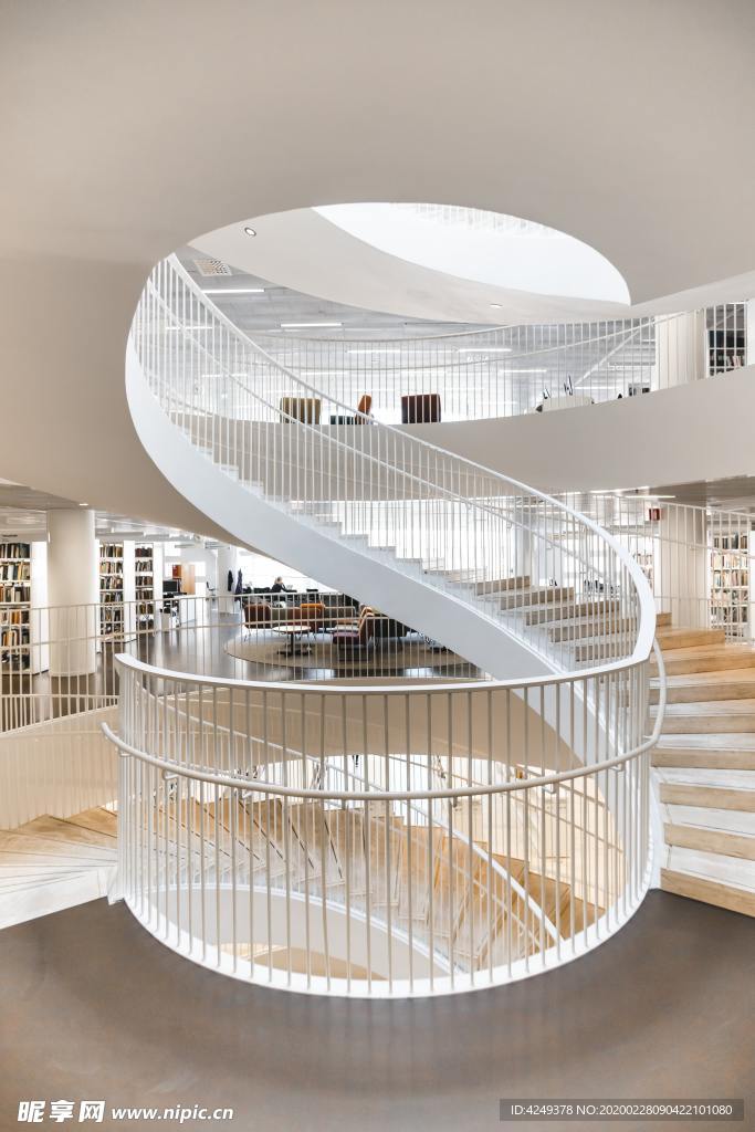 图书馆的旋转楼梯