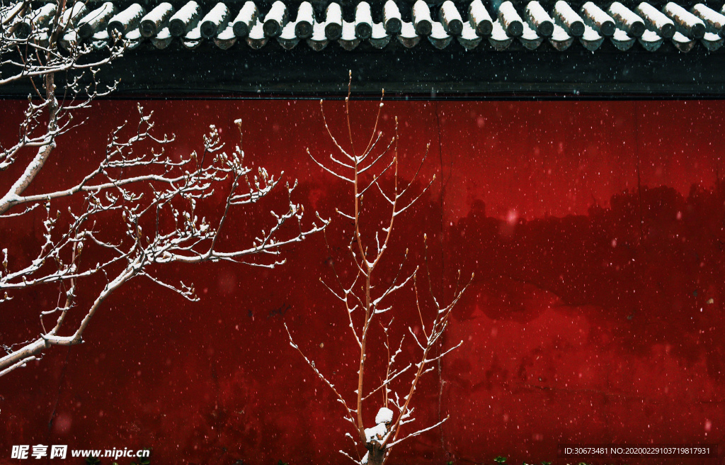 下雪的老北京的红墙