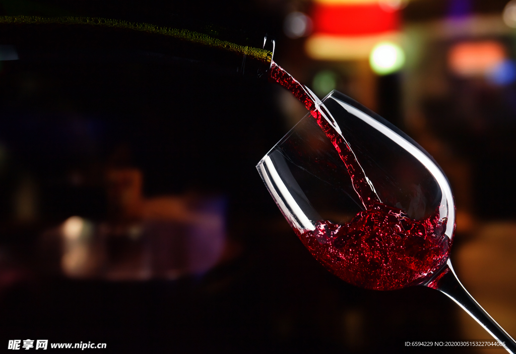 倒红酒
