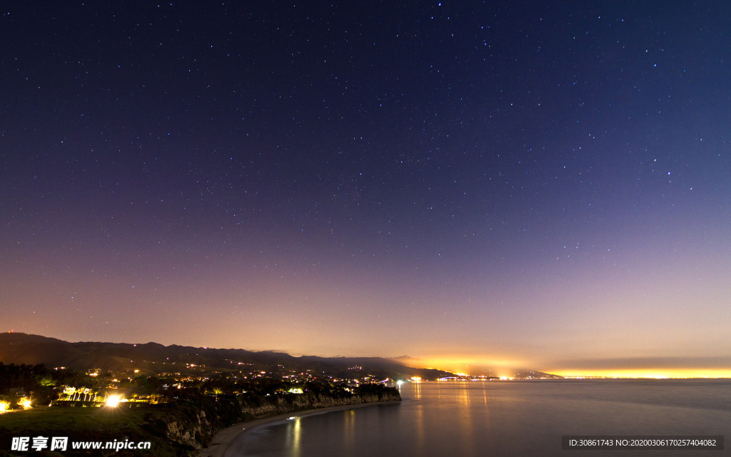 夜晚天空海边城市背景