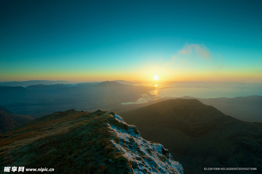 火烧云旭辉云霞图片