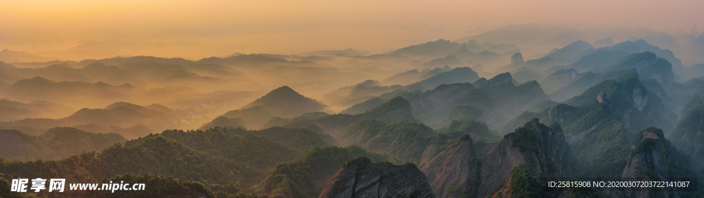 火烧云旭辉云霞图片