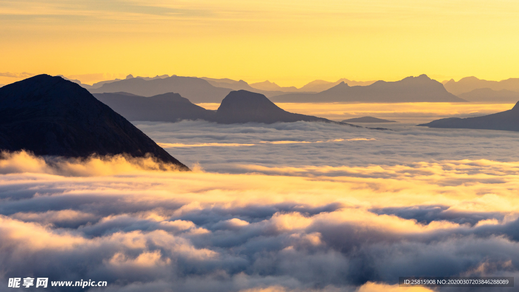 火烧云旭辉云霞图片