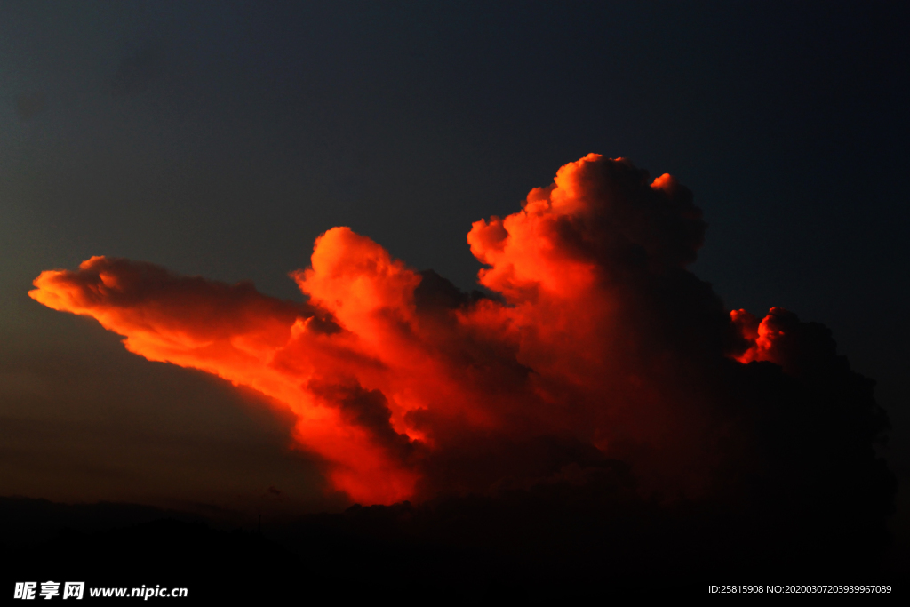 火烧云旭辉云霞图片
