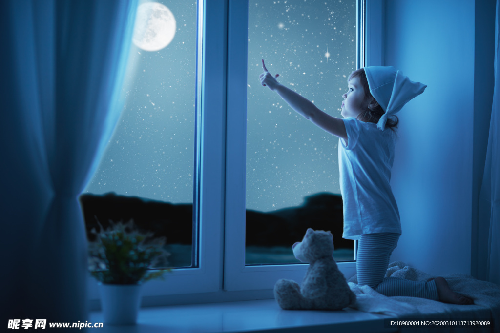 手指月亮的小女孩