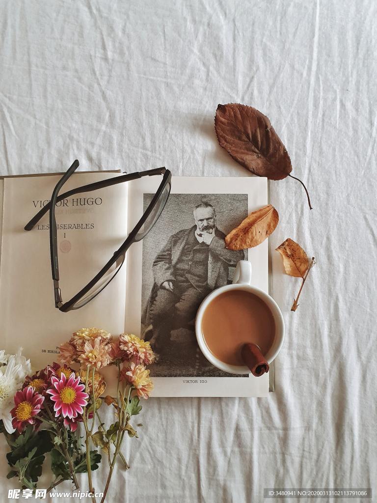 书本 眼镜 枯叶 咖啡杯俯视图