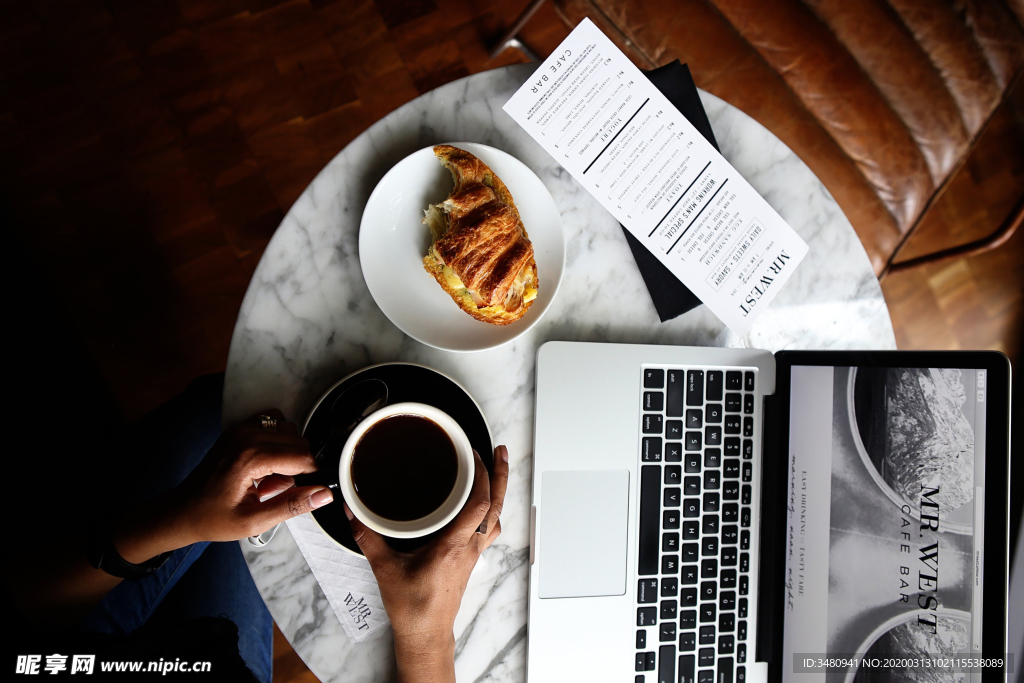 手捧咖啡餐桌俯视图