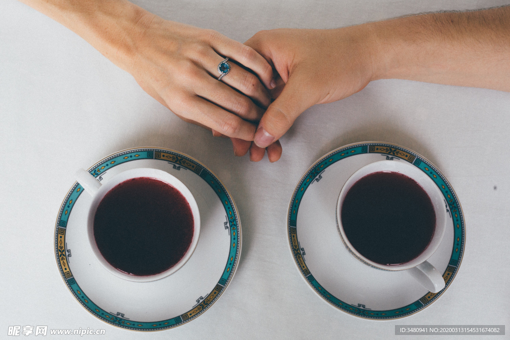 咖啡 情侣牵手俯视图