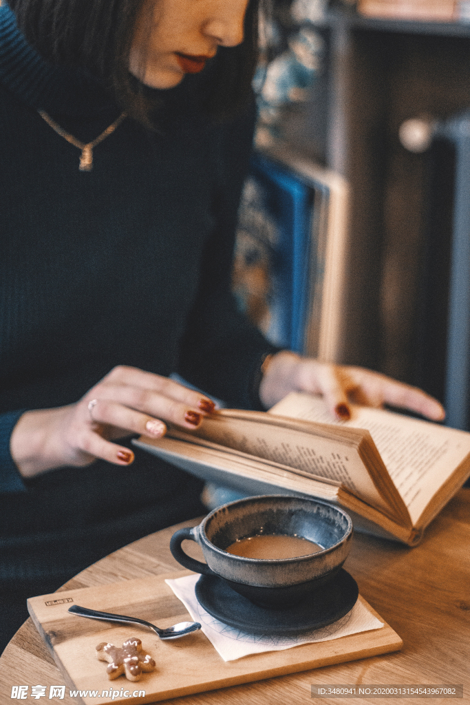咖啡 翻书美女