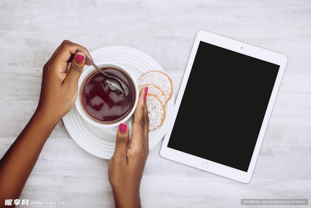 搅拌咖啡俯视图