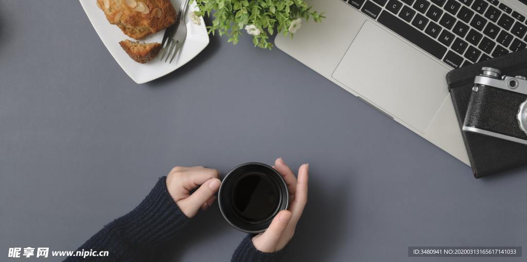 手捧咖啡俯视图
