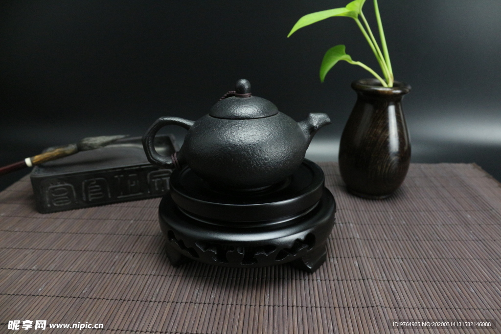 黑色紫砂壶