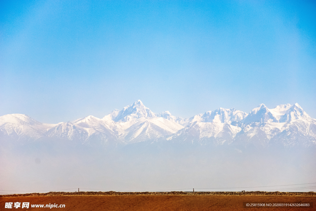 沙漠戈壁雪山图片