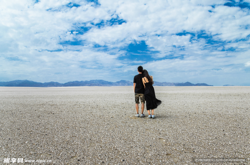 戈壁情侣图片