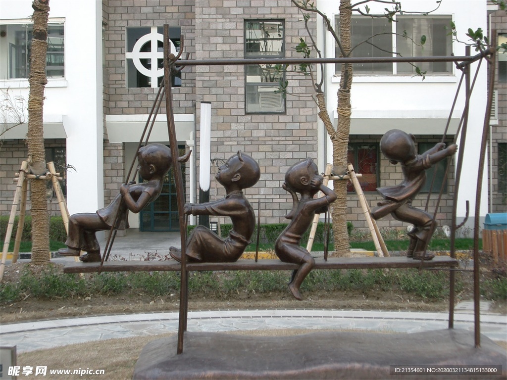 荡秋千雕塑