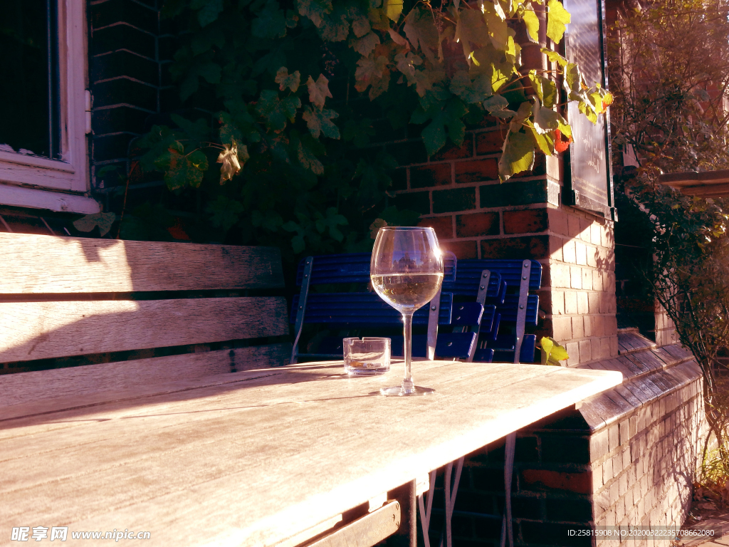 酒杯酒瓶水杯图片