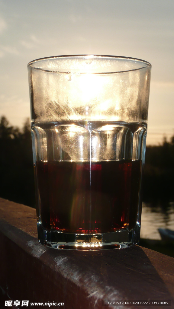 酒杯酒瓶水杯图片